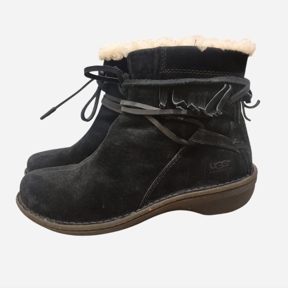 UGG Women's Caspia Boots 8 Black Suede Ankle Bootie Rubber Sole Sheepskin Lining